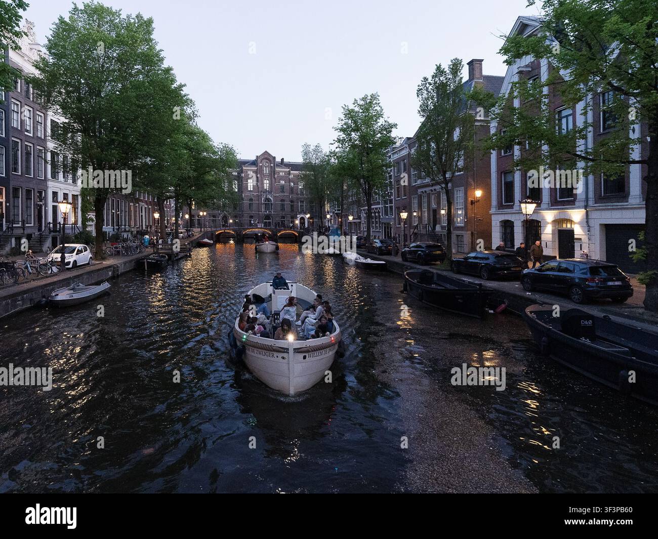 Case tradizionali sui canali riflesse nell'acqua lungo uno dei canali storici di Amsterdam Foto Stock