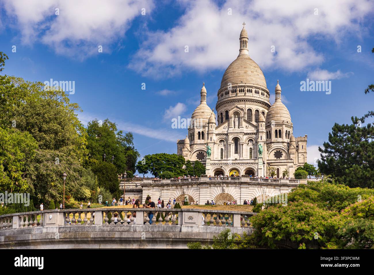 Vista della Basilica del Sacro Cuore di Montmartre dal basso della collina a Parigi, Francia Foto Stock