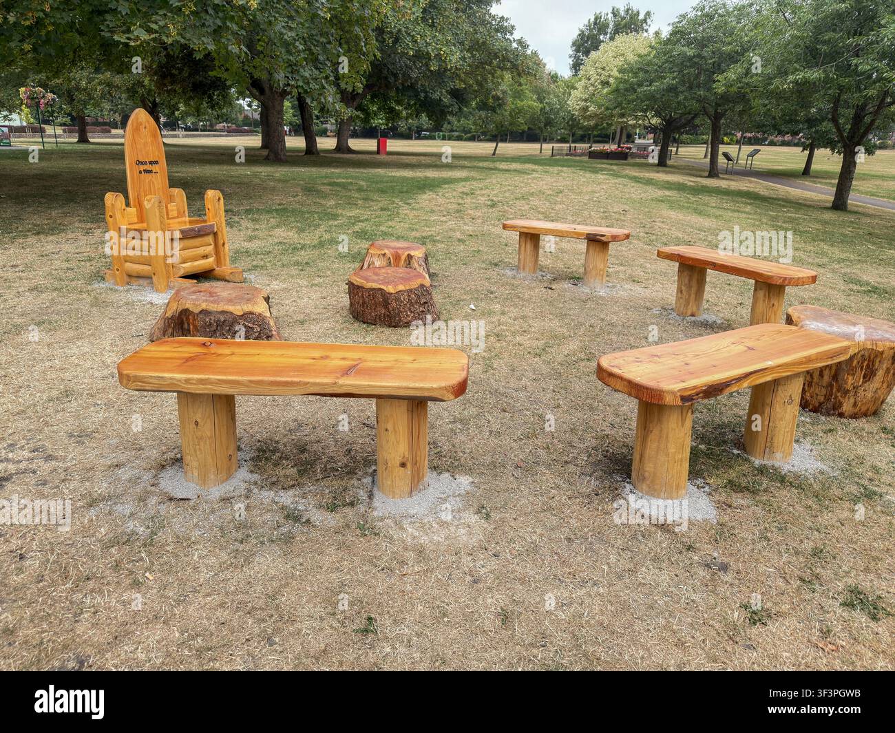 Area di seduta e mostre floreali del bandstand storico del parco commemorativo Maurice Lea Gresley, Swadlincote, Derbyshire. Inghilterra. Regno Unito - Immagine stock catturata con smartphone
