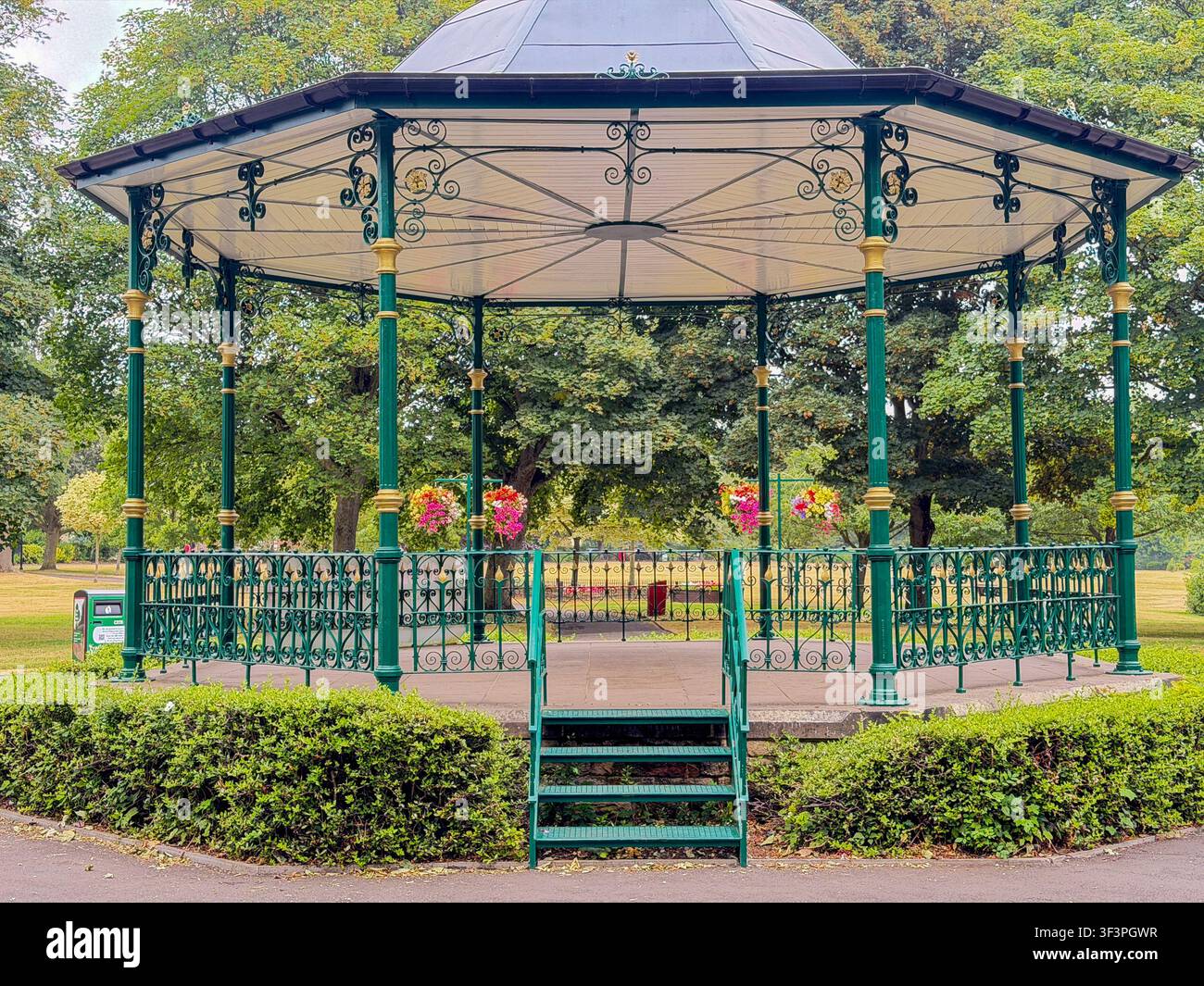 Area di seduta e mostre floreali del bandstand storico del parco commemorativo Maurice Lea Gresley, Swadlincote, Derbyshire. Inghilterra. Regno Unito - Immagine stock catturata con smartphone