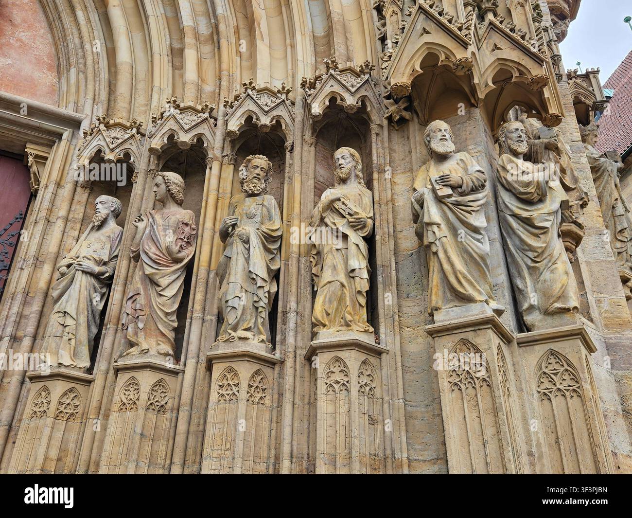 Figure di apostoli gotiche al Portale Triangolare Est (Porta degli Apostoli) del Duomo di Erfurt, Dom St. Marien, Germania - Immagine stock catturata con smartphone