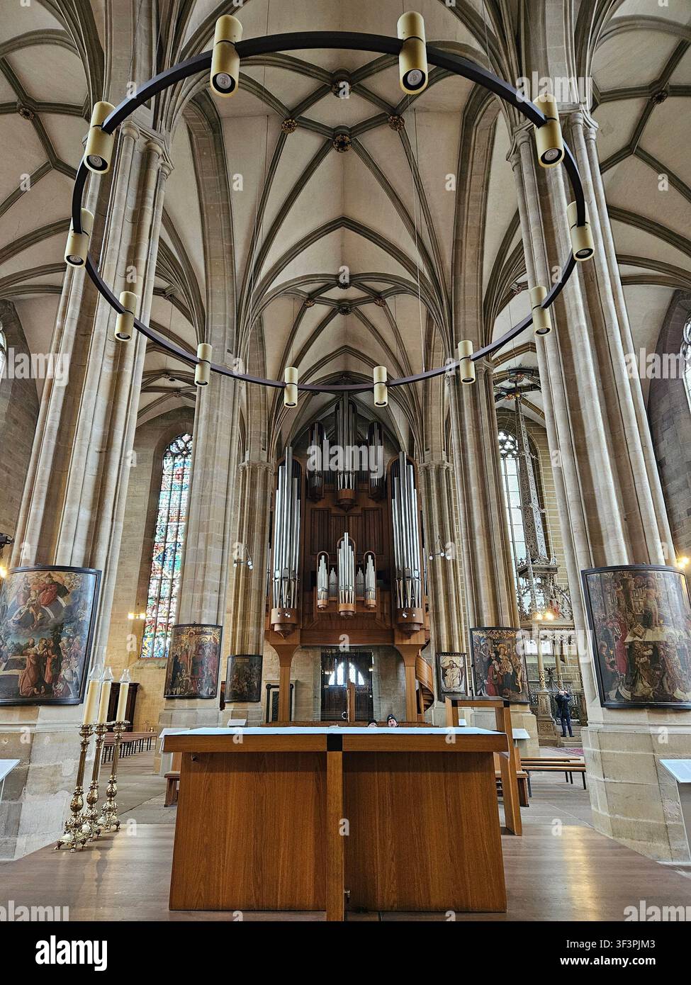 Interno del coro della cattedrale di Erfurt con organo a canne Schuke e altare moderno, Dom St. Marien, Turingia, Germania - Immagine stock catturata con smartphone