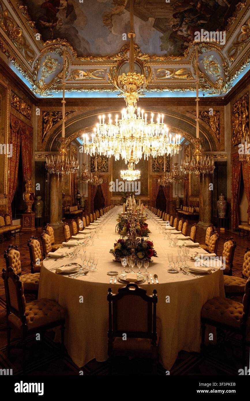 Sala da pranzo di stato formale con lampadari all'interno del Palazzo Reale di Madrid (Palacio Real de Madrid), Madrid, Spagna. Foto Stock