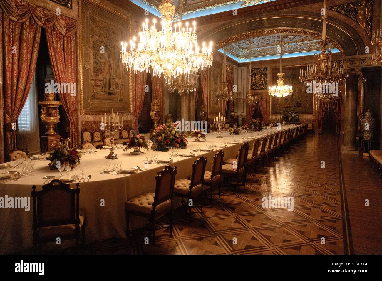 Sala da pranzo di stato formale con lampadari all'interno del Palazzo Reale di Madrid (Palacio Real de Madrid), Madrid, Spagna. Foto Stock