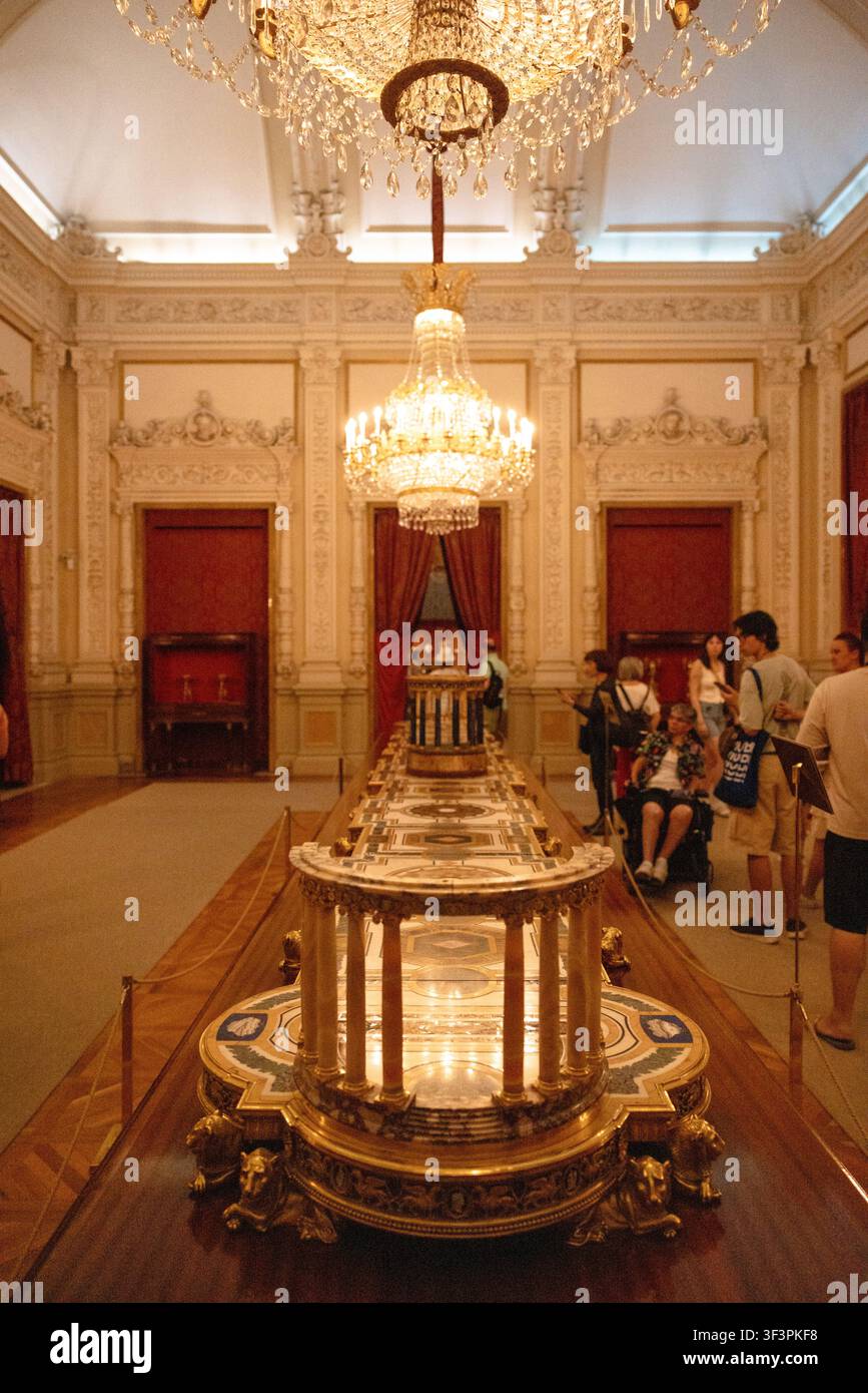Sala della Corona Reale che espone insegne cerimoniali nel Palazzo Reale di Madrid, Madrid, Spagna. Foto Stock