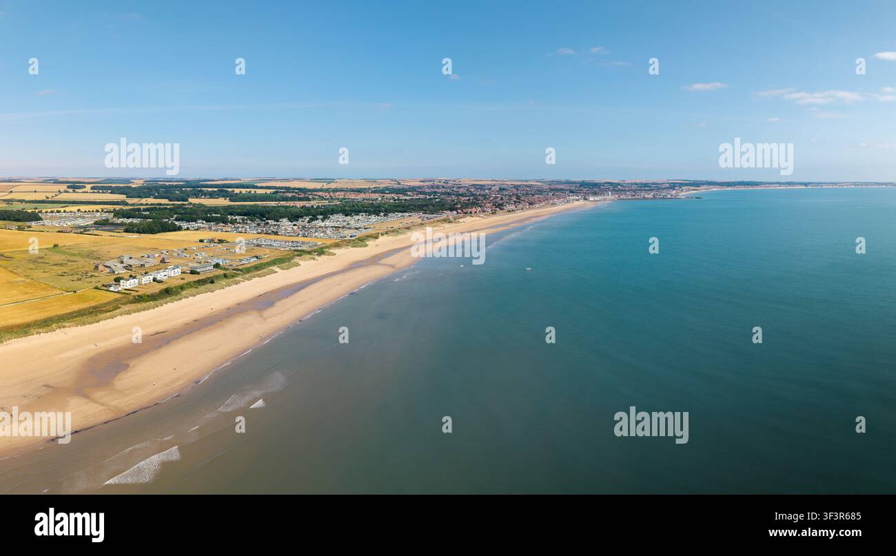 Paesaggio panoramico aereo grandangolare dall'alto con la costa orientale dello Yorkshire nell'area di The South Beach di Bridlington in una bellissima giornata estiva Foto Stock