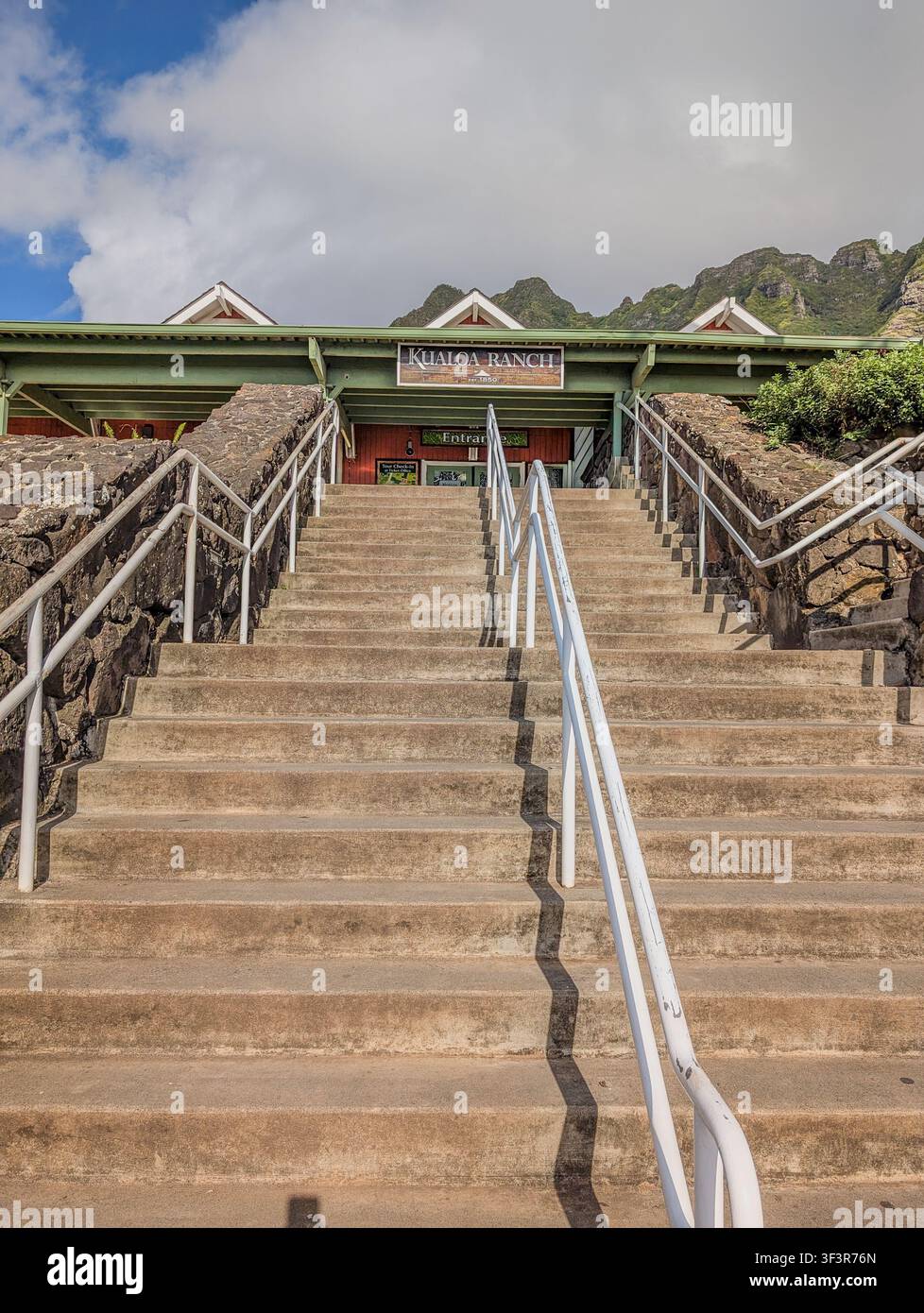 Hawaii, USA - 4.21.2025: Gradini portano all'area di check-in al Kualoa Ranch a Kaneohe con sfondo montano e cielo azzurro Foto Stock