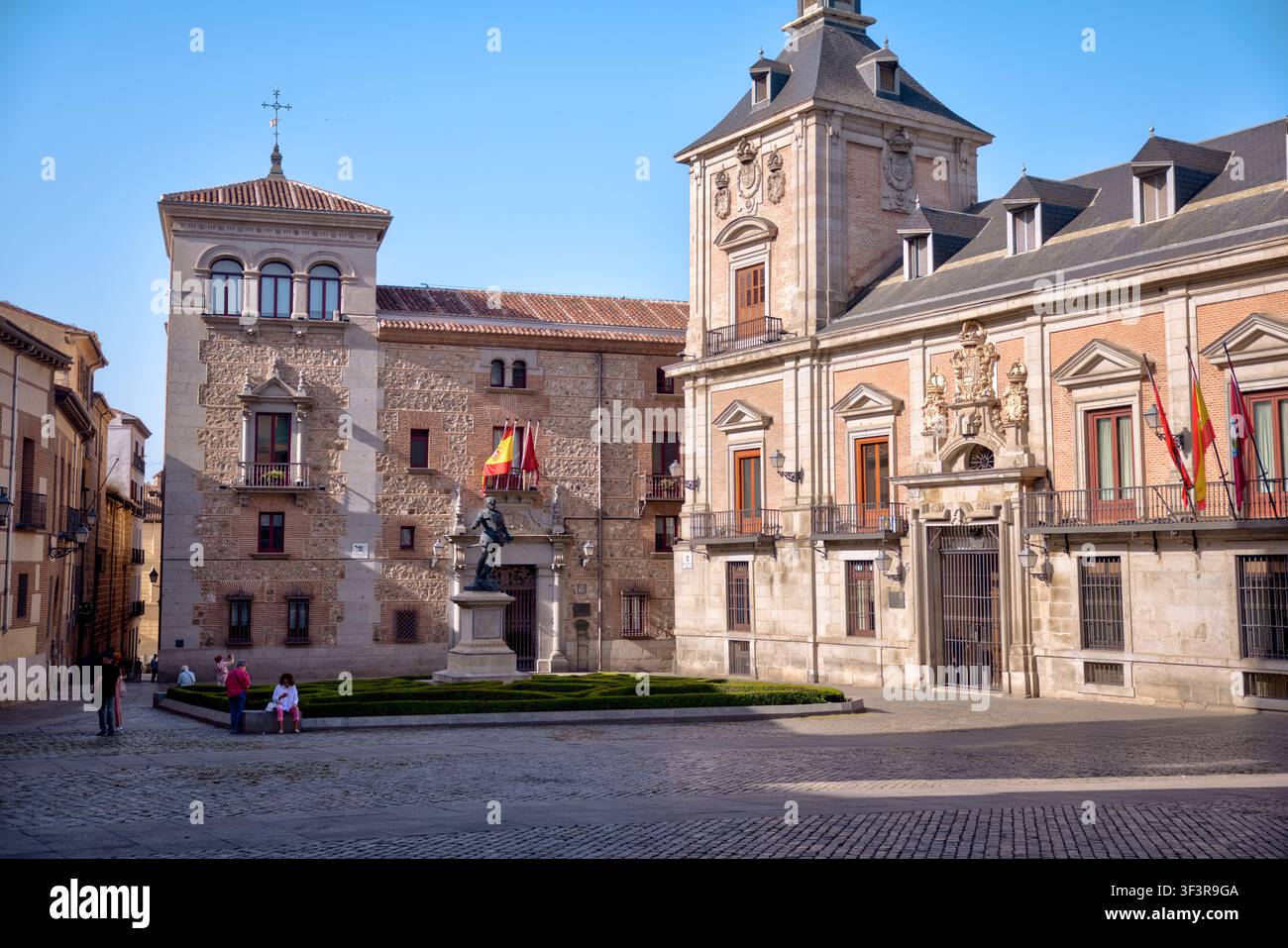 Edifici governativi storici vicino a Plaza de la Villa a Madrid, Spagna. Foto Stock