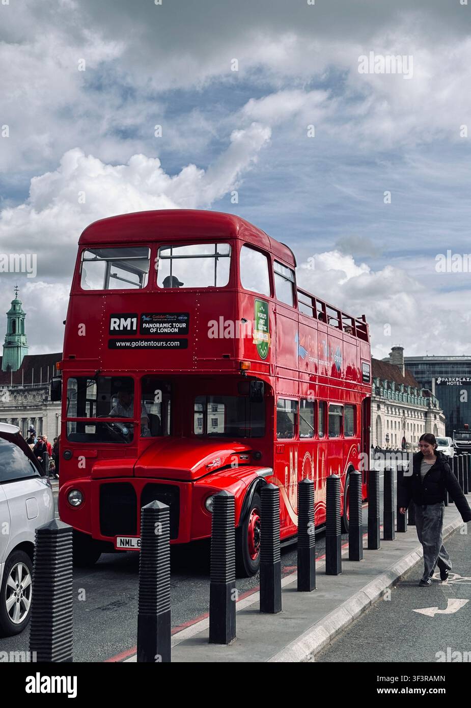 Iconico autobus a due piani rosso sul ponte di Westminster a Londra, Regno Unito. - Immagine stock catturata con smartphone