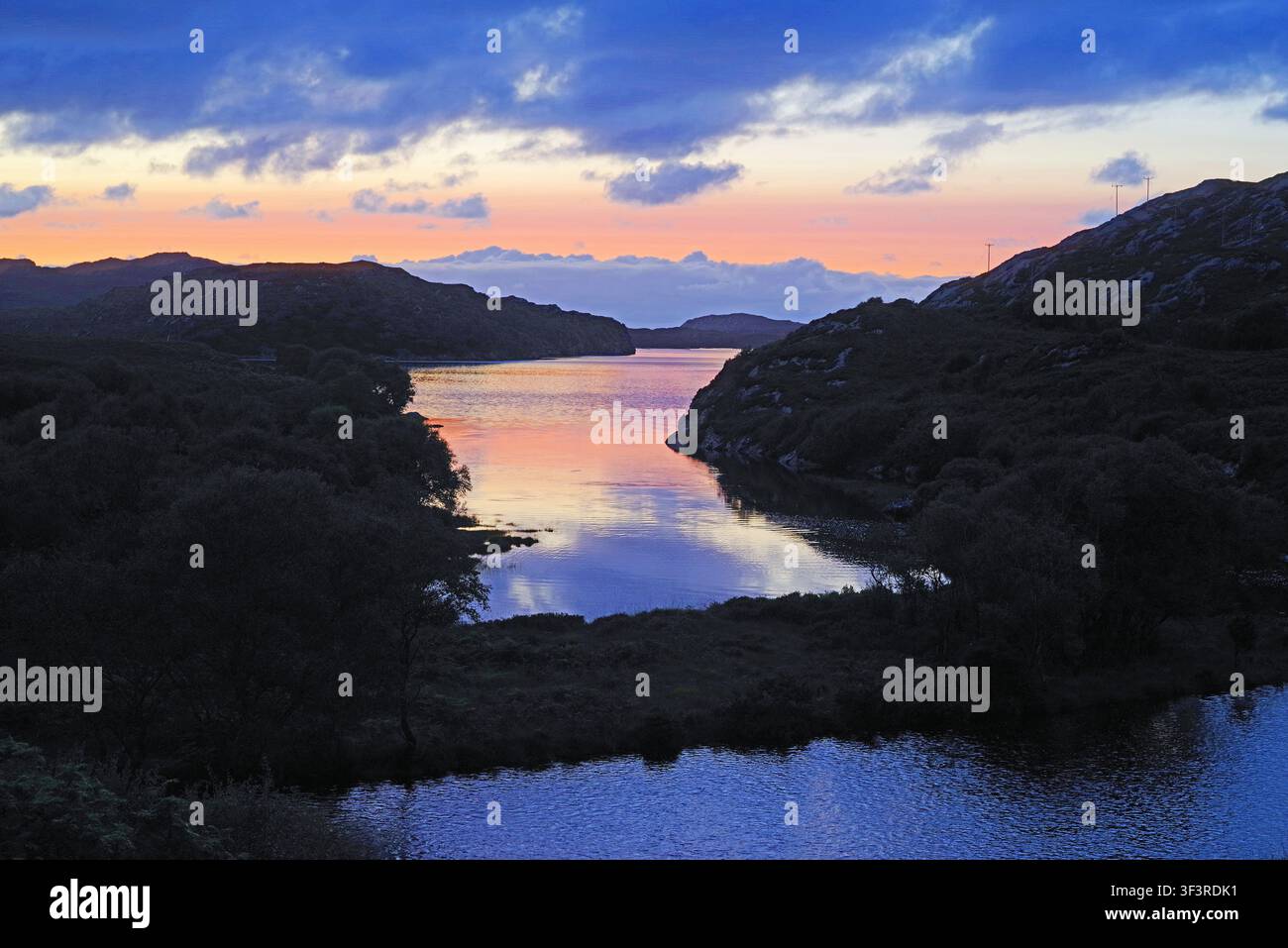 Tramonto atmosferico drammatico sul Loch Laxford, un braccio di mare di marea nel Sutherland, nella remota costa nord-occidentale della Scozia, nelle Highlands scozzesi Foto Stock