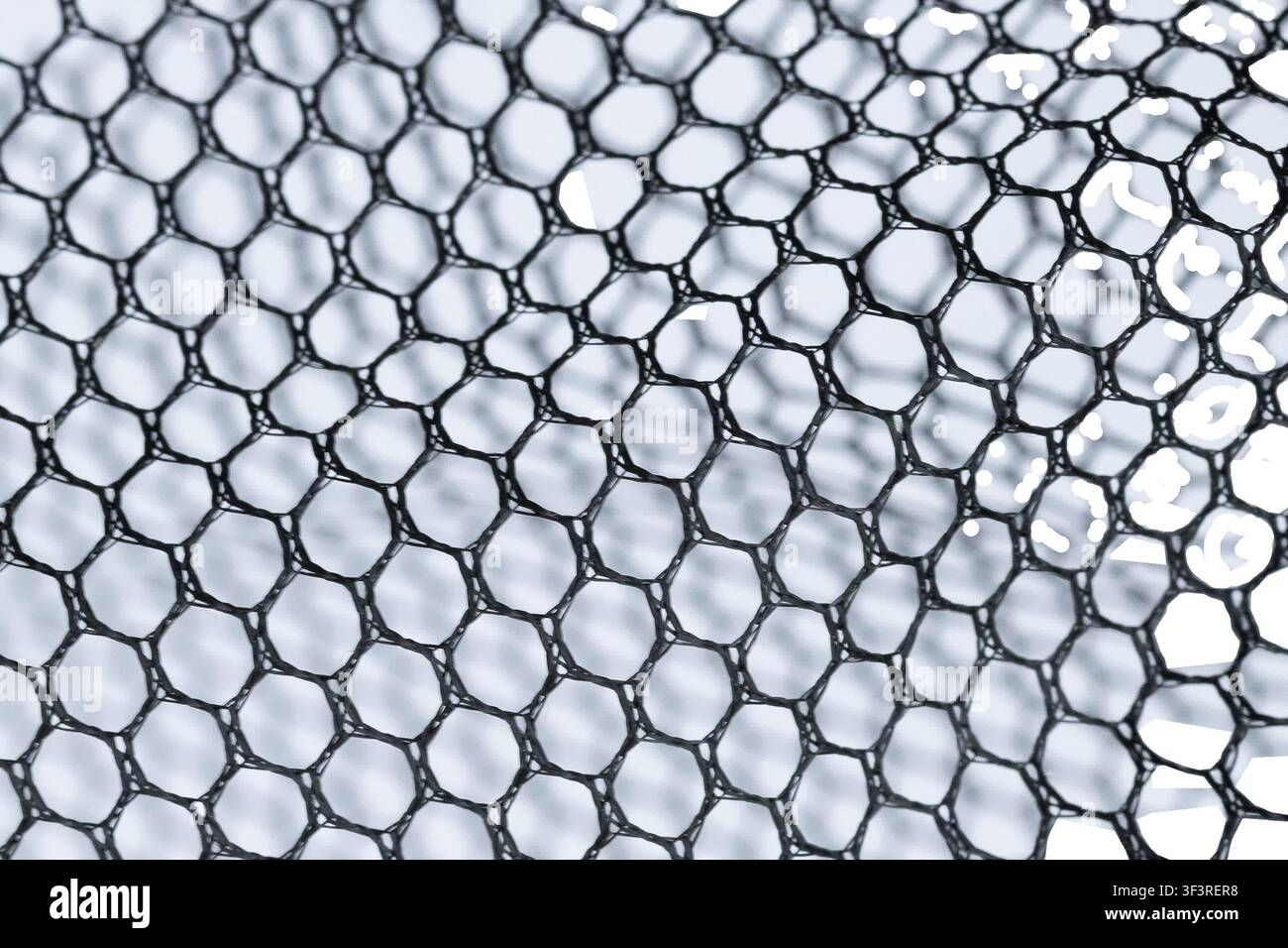 Texture di tessuto a rete nera isolata su sfondo bianco. Materiale a rete industriale. Foto Stock