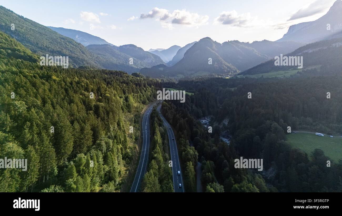 Strada federale vicino Lofer nella valle della Saalach di Salisburgo con vista verso nord e la Bavaria all'alba in estate il 24.07.2026. // Autostrada federale vicino Lofer nella valle della Saalach di Salisburgo con vista verso nord e la Bavaria all'alba in estate il 24.07.2026. Credit: APA-Images/Alamy Live News Foto Stock