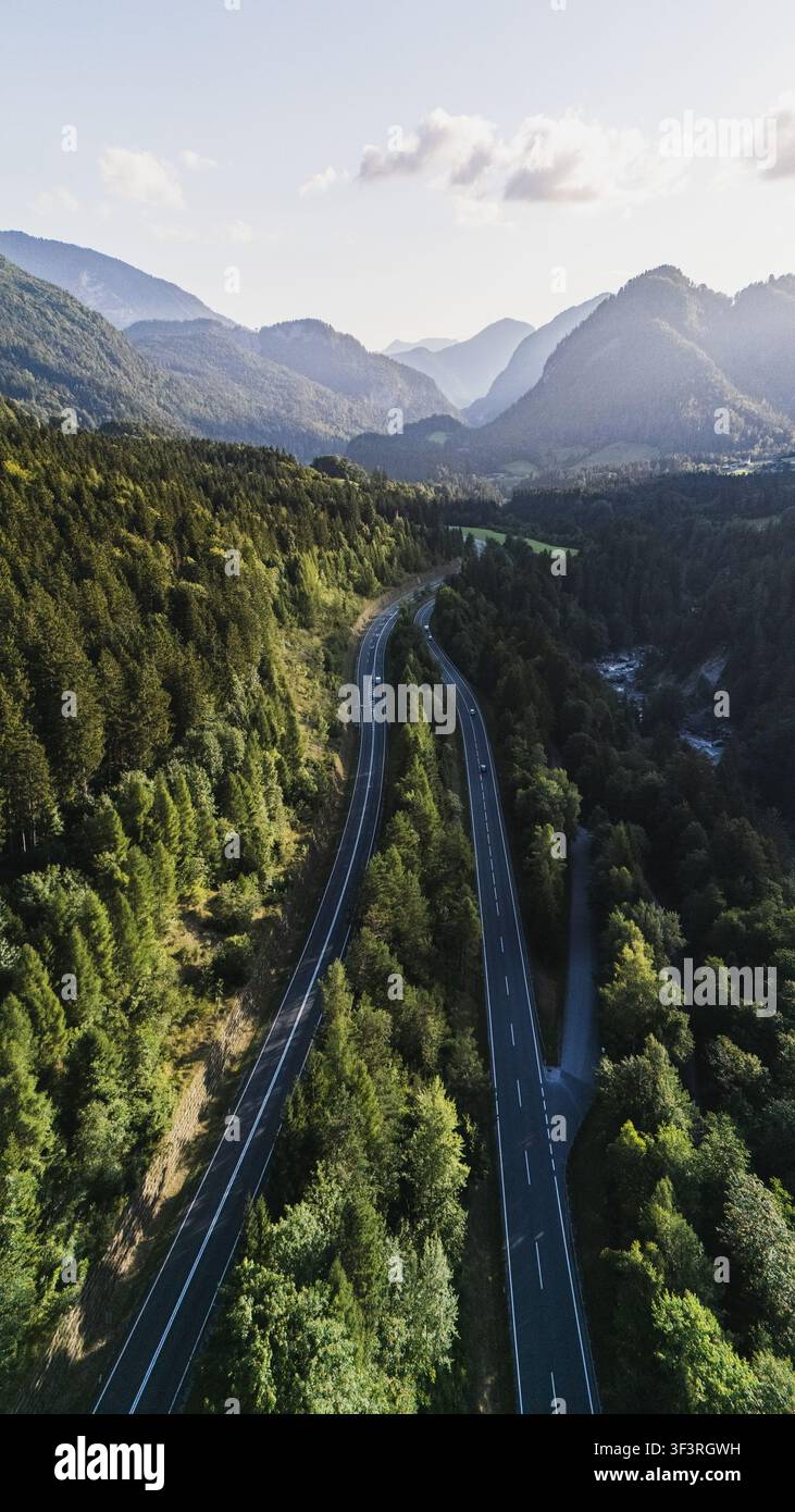 Strada federale vicino Lofer nella valle della Saalach di Salisburgo con vista verso nord e la Bavaria all'alba in estate il 24.07.2026. // Autostrada federale vicino Lofer nella valle della Saalach di Salisburgo con vista verso nord e la Bavaria all'alba in estate il 24.07.2026. Credit: APA-Images/Alamy Live News Foto Stock