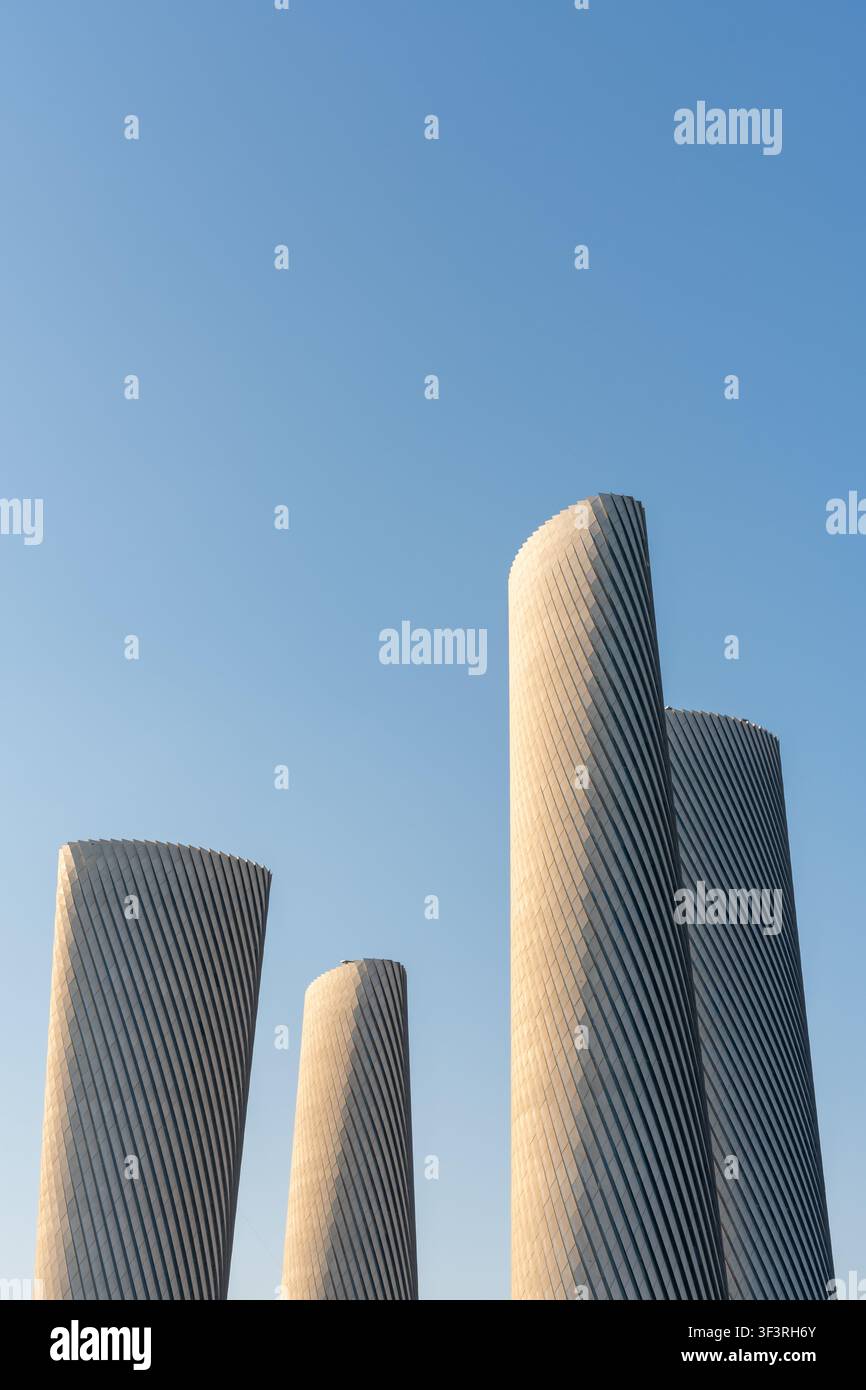 Lusail City, Qatar – 25 novembre 2025: Una prospettiva verticale delle moderne torri attorcigliate di Lusail Plaza. Foto Stock