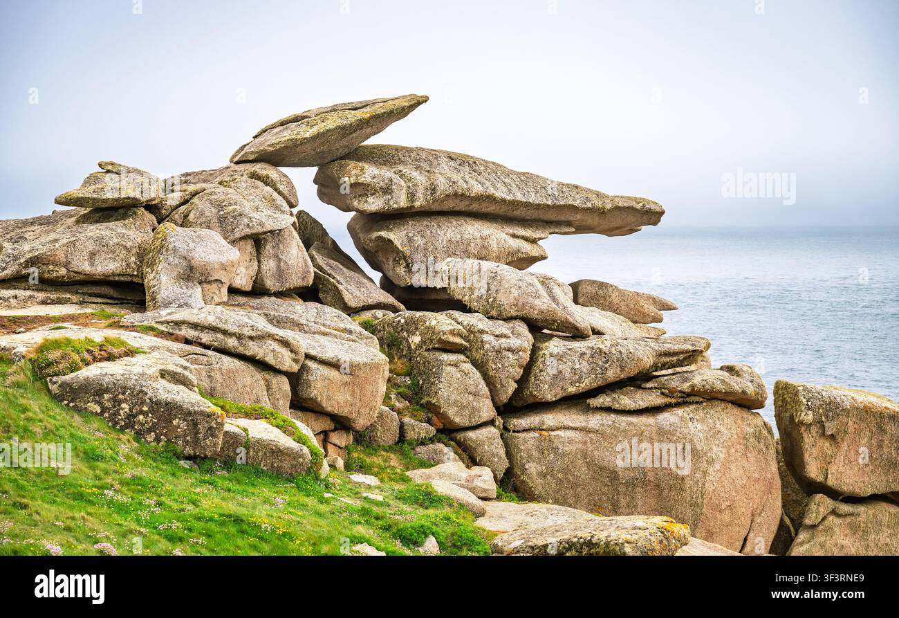 Pulpit Rock è una sorprendente formazione rocciosa naturale erosa dalle intemperie su Peninnis Head, St Mary's, Isole Scilly, Regno Unito. Foto Stock
