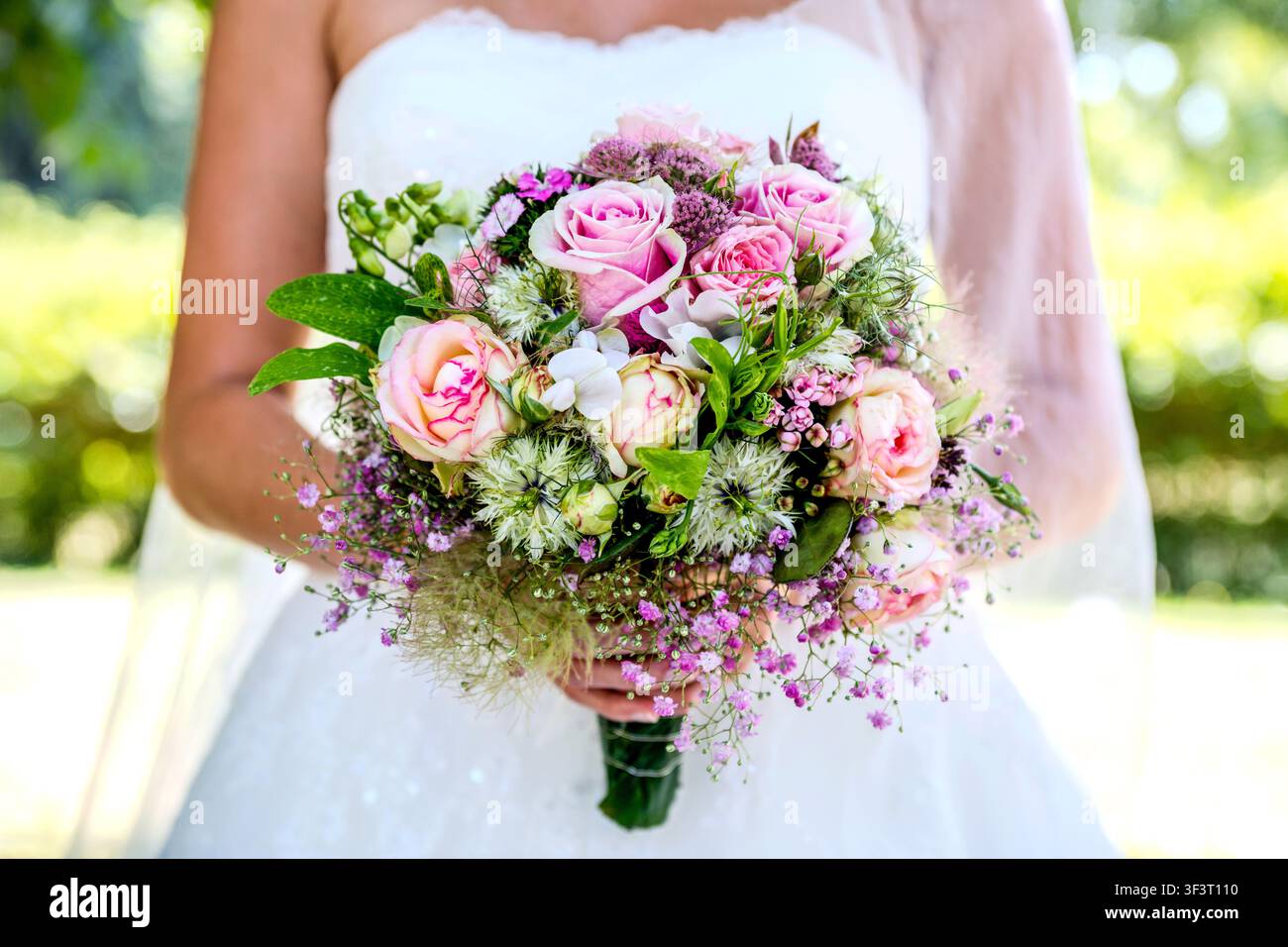 Sposa con fiori, rose rosa, spazio per il testo Foto Stock
