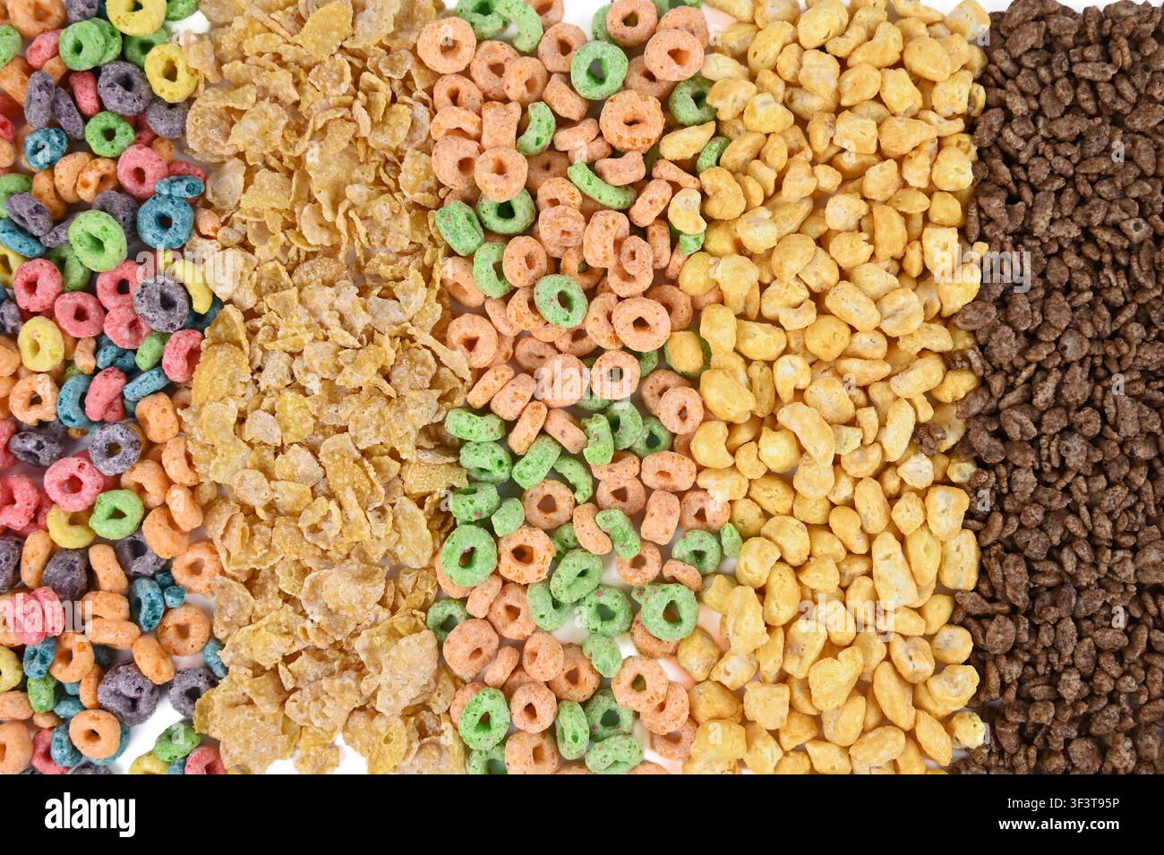 Una selezione di cereali per la colazione popolari versati in file per riempire lo sfondo del riquadro dell'immagine Foto Stock