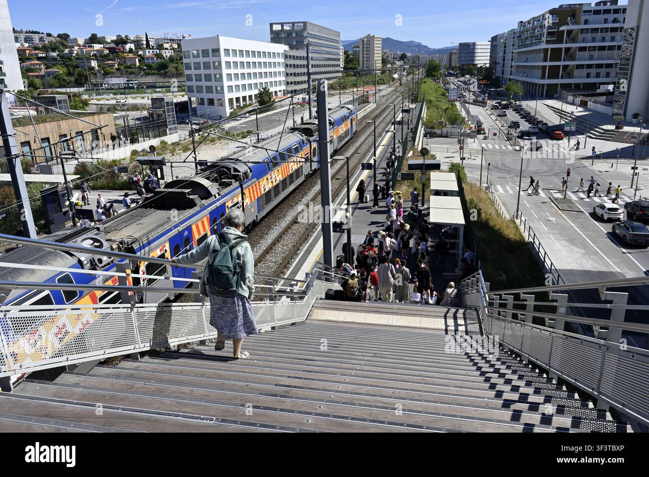 Scalinata che scende alla piattaforma della stazione ferroviaria (Gare Nice-Saint-Augustin) Nice Francia Foto Stock