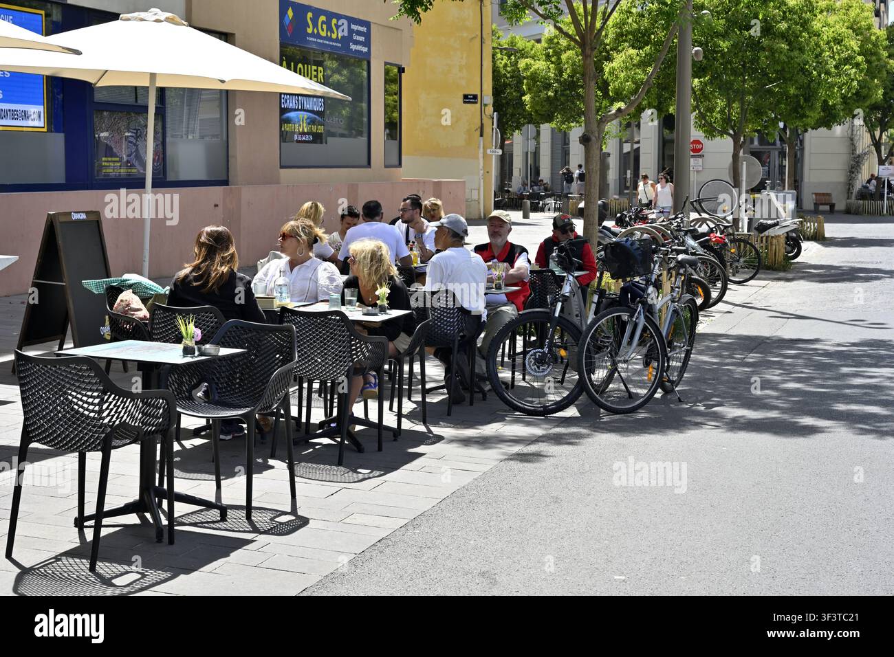 Cenare nello spazio esterno di un ristorante sul ciglio della strada, Antibes, Francia Foto Stock