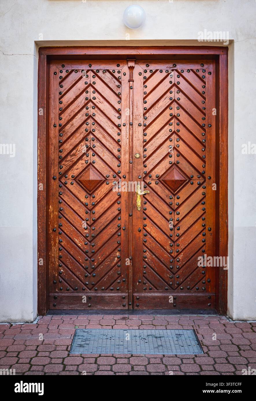porte doppie in legno in un muro bianco Foto Stock