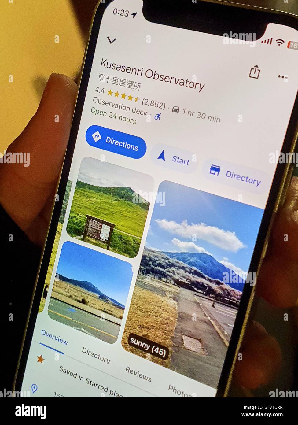 Una vista ravvicinata di uno smartphone che mostra l'applicazione Google Maps con informazioni sull'Osservatorio di Kusasenri (草千里展望所) in Giappone. Lo schermo Foto Stock