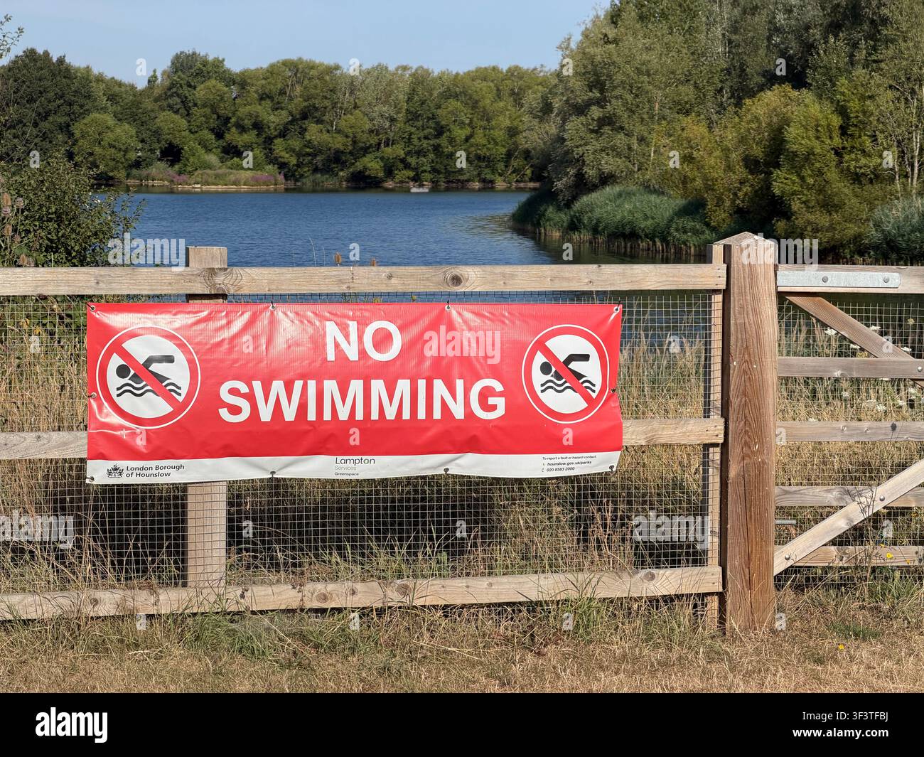 Segnale "Divieto di nuoto", Bedfont Lakes, Ovest di Londra Foto Stock