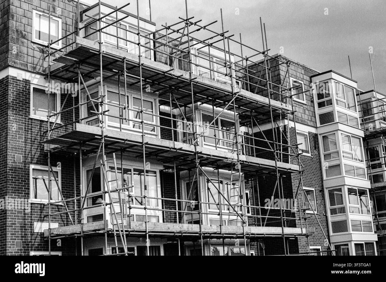Griglia su un condominio scattata su pellicola mono Foto Stock