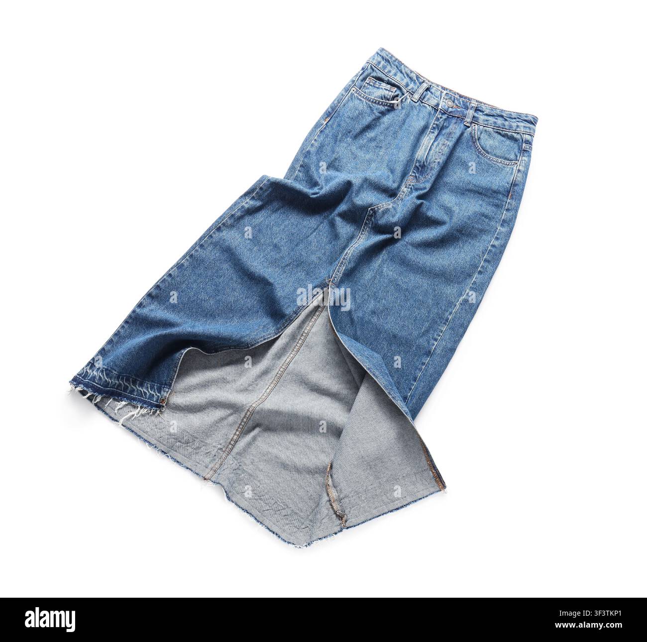Gonna midi in denim blu con uno spacco anteriore e orlo sfilacciato, abbigliamento casual isolato su sfondo bianco Foto Stock