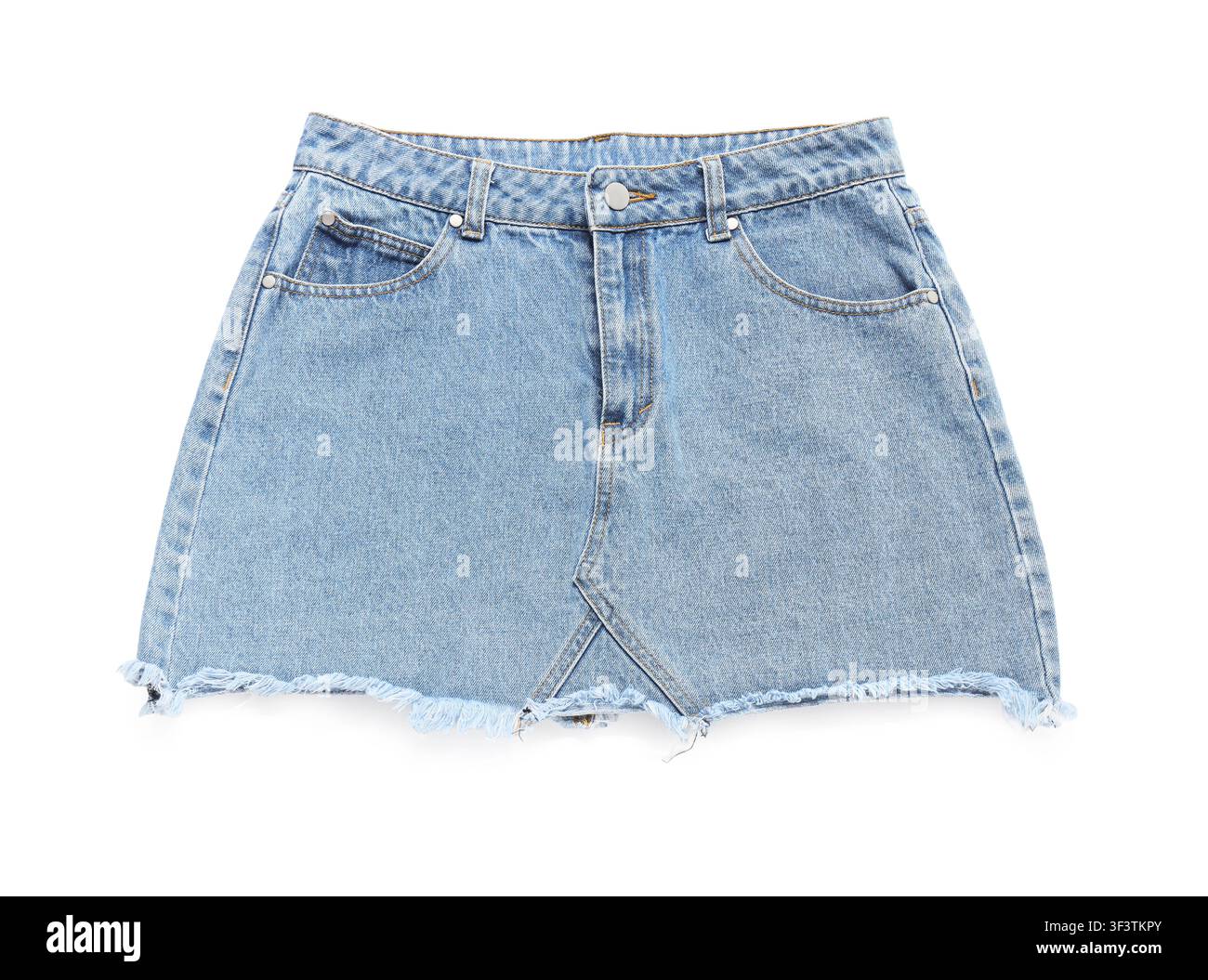Minigonna di jeans blu chiaro con orlo sfilacciato e tasche, abbigliamento moda casual per donne, isolata su sfondo bianco Foto Stock