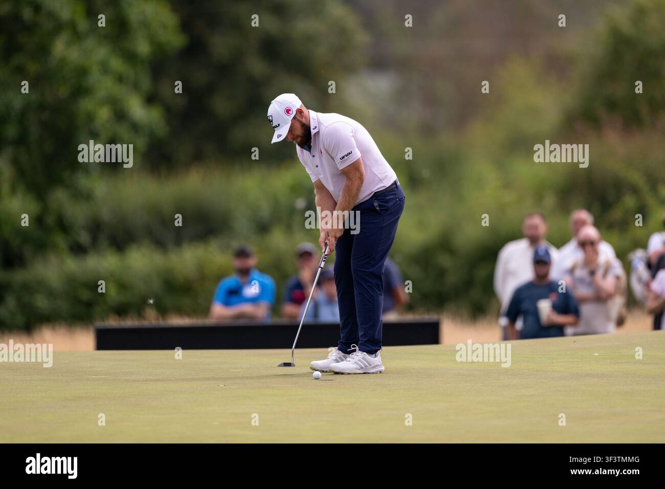 UTTOXETER, INGHILTERRA - 25 LUGLIO: Tyrrell Hatton di Legion XIII putta sul buca 6 durante il giorno 3 del LIV Golf UK Presentato da JCB al JCB Golf & Country Club il 25 luglio 2026 a Uttoxeter. Foto Stock