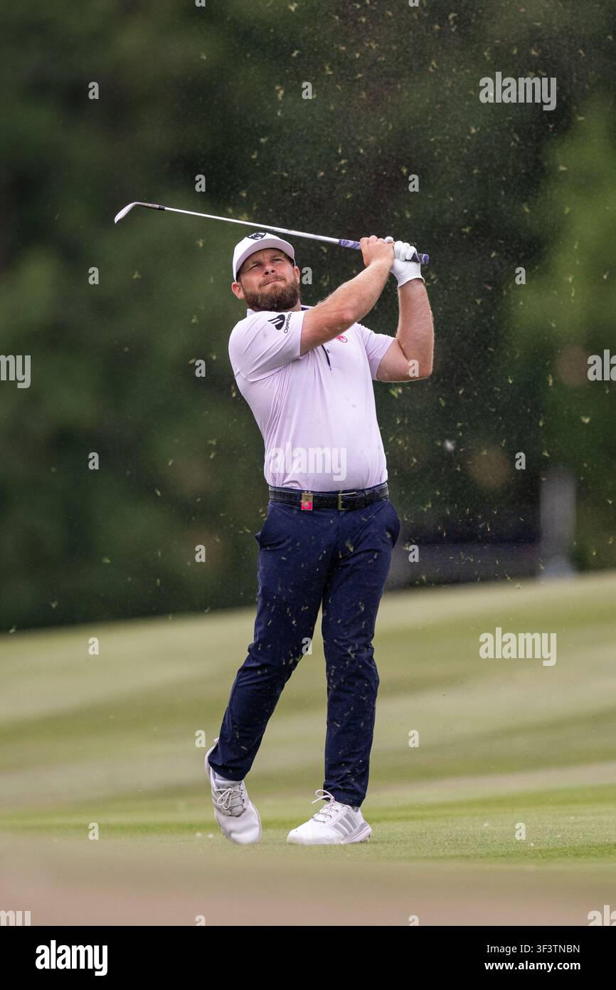 UTTOXETER, INGHILTERRA - 25 LUGLIO: Tyrrell Hatton di Legion XIII gioca il suo approccio sul buca 8 durante il giorno 3 del LIV Golf UK Presentato da JCB al JCB Golf & Country Club il 25 luglio 2026 a Uttoxeter. Foto Stock