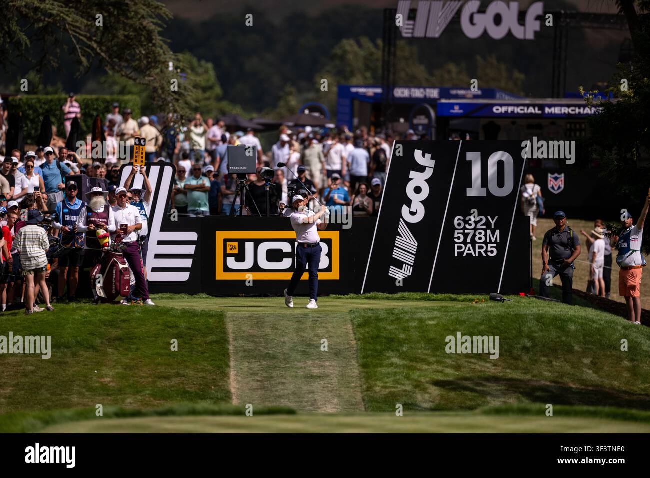 UTTOXETER, INGHILTERRA - 25 LUGLIO: Tyrrell Hatton della Legion XIII parte dal tee del buco 10 durante il giorno 3 del LIV Golf UK Presentato da JCB al JCB Golf & Country Club il 25 luglio 2026 a Uttoxeter. Foto Stock