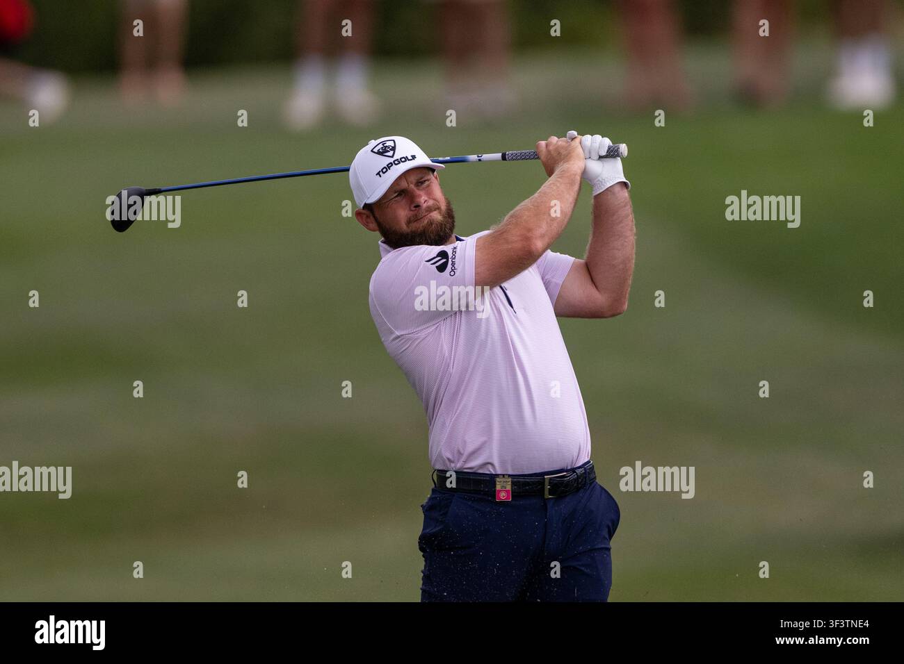 UTTOXETER, INGHILTERRA - 25 LUGLIO: Tyrrell Hatton della Legion XIII gioca il suo approccio al buco 10 durante il giorno 3 del LIV Golf UK Presentato da JCB al JCB Golf & Country Club il 25 luglio 2026 a Uttoxeter. Foto Stock