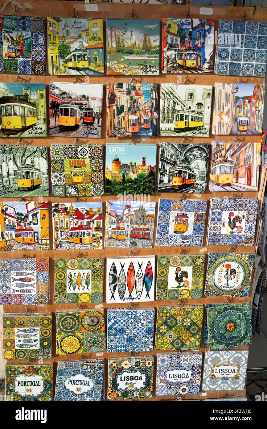 Esposizione di piastrelle di ceramica colorate, centro di Lisbona, Portogallo. Foto Stock
