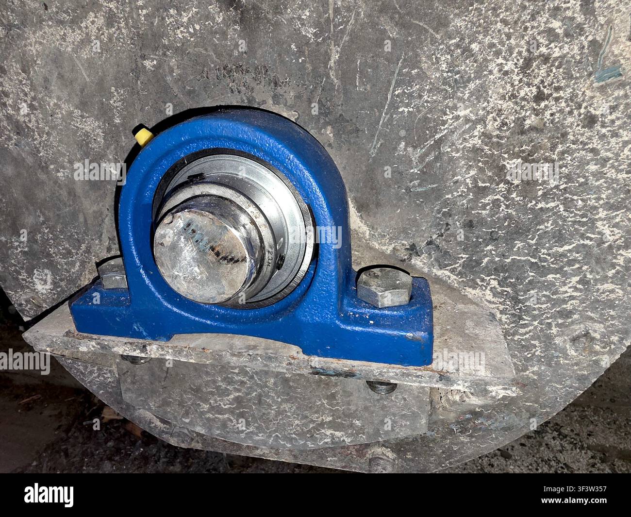 Il cuscinetto con involucro della serie UCP è ben visibile, con un robusto involucro in ghisa dotato di due fori di fissaggio e un cuscinetto a sfere autoallineante Foto Stock