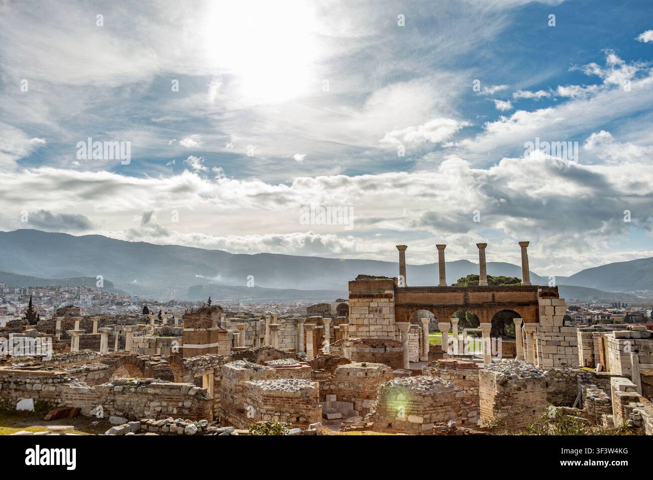 Antiche rovine della Basilica di San Giovanni a Selcuk, Izmir, Turchia, che mostrano resti archeologici in un paesaggio naturale sotto un cielo vivace. Foto Stock