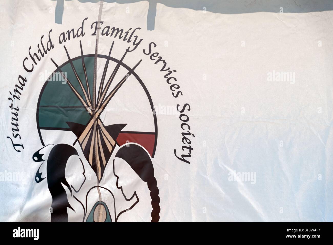 Banner con il logo della Società TsuuT'ina per i Servizi all'Infanzia e alla Famiglia durante un raduno comunitario in Alberta, Canada. Foto Stock