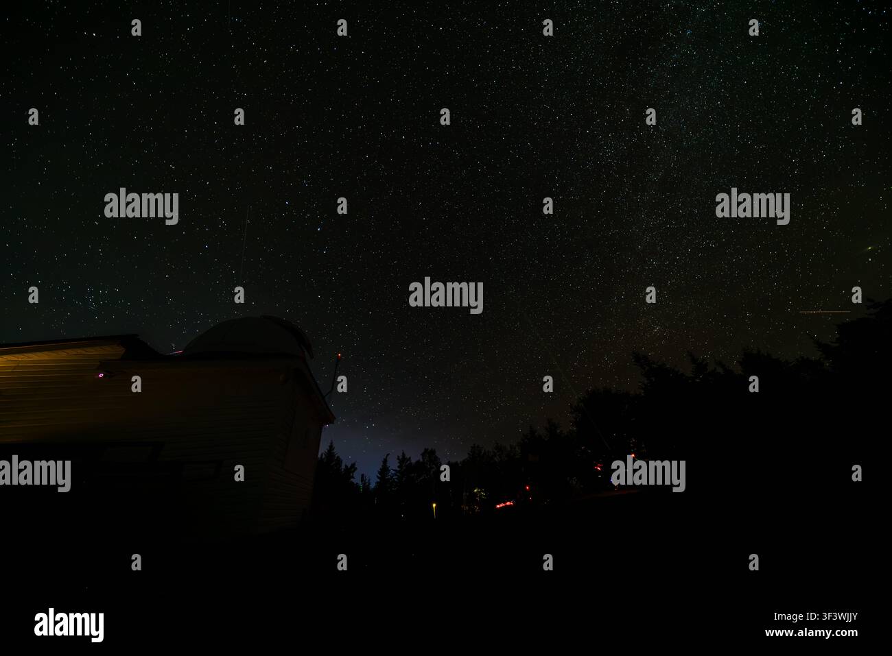 Un cielo stellato sopra la cupola del Deep Sky Eye Observatory su Frotten Road nella municipalità di Argyle, Nuova Scozia, Canada, con una debole fascia della Via Lattea visibile. Argyle Municipal, Nuova Scozia, Canada Foto Stock