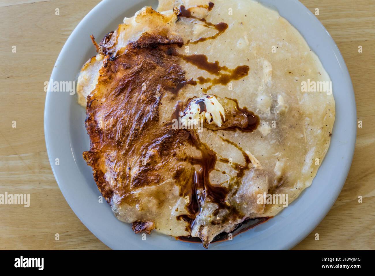 Rappie Pie: il piatto acadiano più noto nel sud-ovest della Nuova Scozia; patate grattugiate, brodo e carne, con burro e melassa, servito al caffè del museo su Old Church Road nella Municipalità di Argyle, Nuova Scozia, Canada. Argyle fa parte della regione di Pubnicos, considerata il più antico insediamento acadiano continuamente abitato del Canada; risale all’insediamento stabilito da Philippe Mius d’Entremont nel 1653 Foto Stock