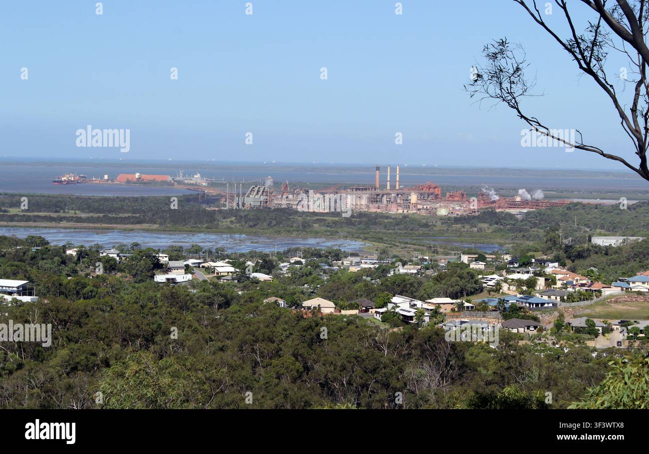 Panoramica della raffineria e del porto di Queensland Alumina Limited (QAL) vista dal Round Hill Lookout a Gladstone, Queensland, Australia Foto Stock