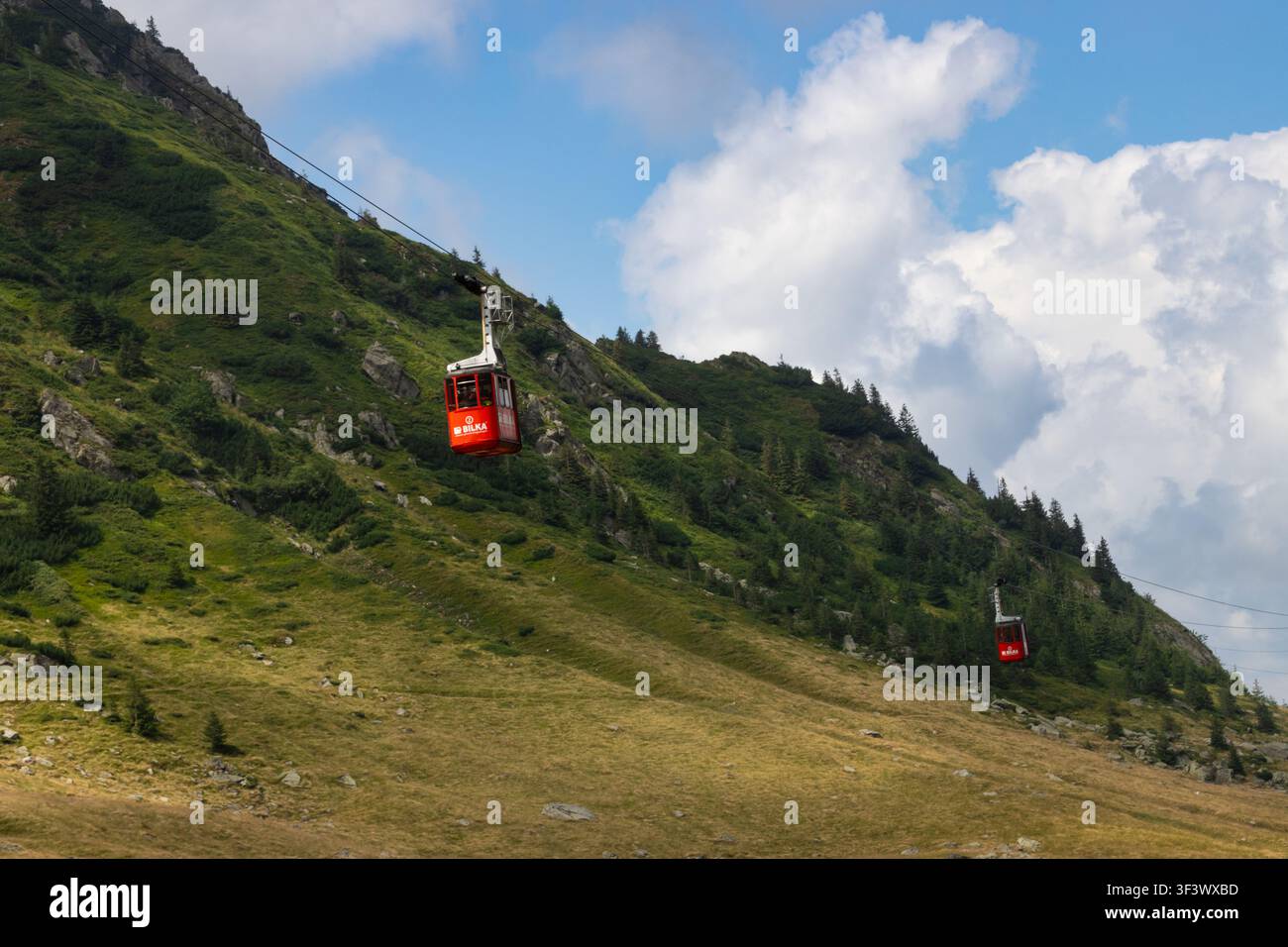 Due funivie rosse nelle montagne di Făgăraș, Sibiu, Romania Foto Stock