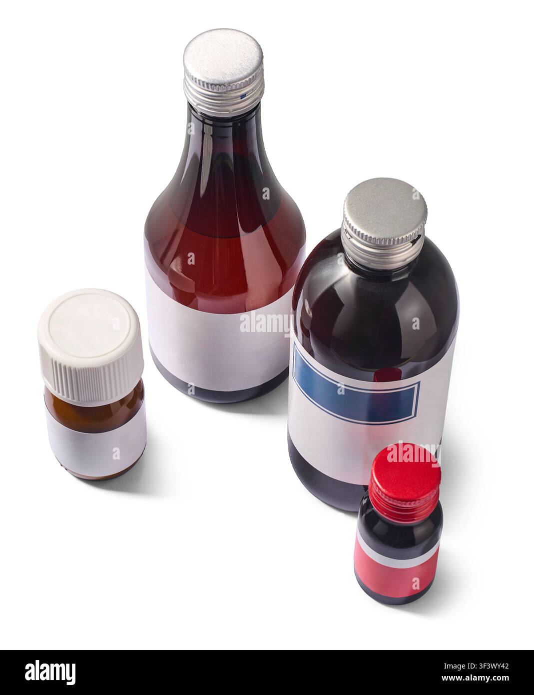 Gruppo di flaconi di medicina in vetro ambrato isolati su sfondo bianco, modello di etichette vuote su contenitori farmaceutici, vista dall'alto Foto Stock