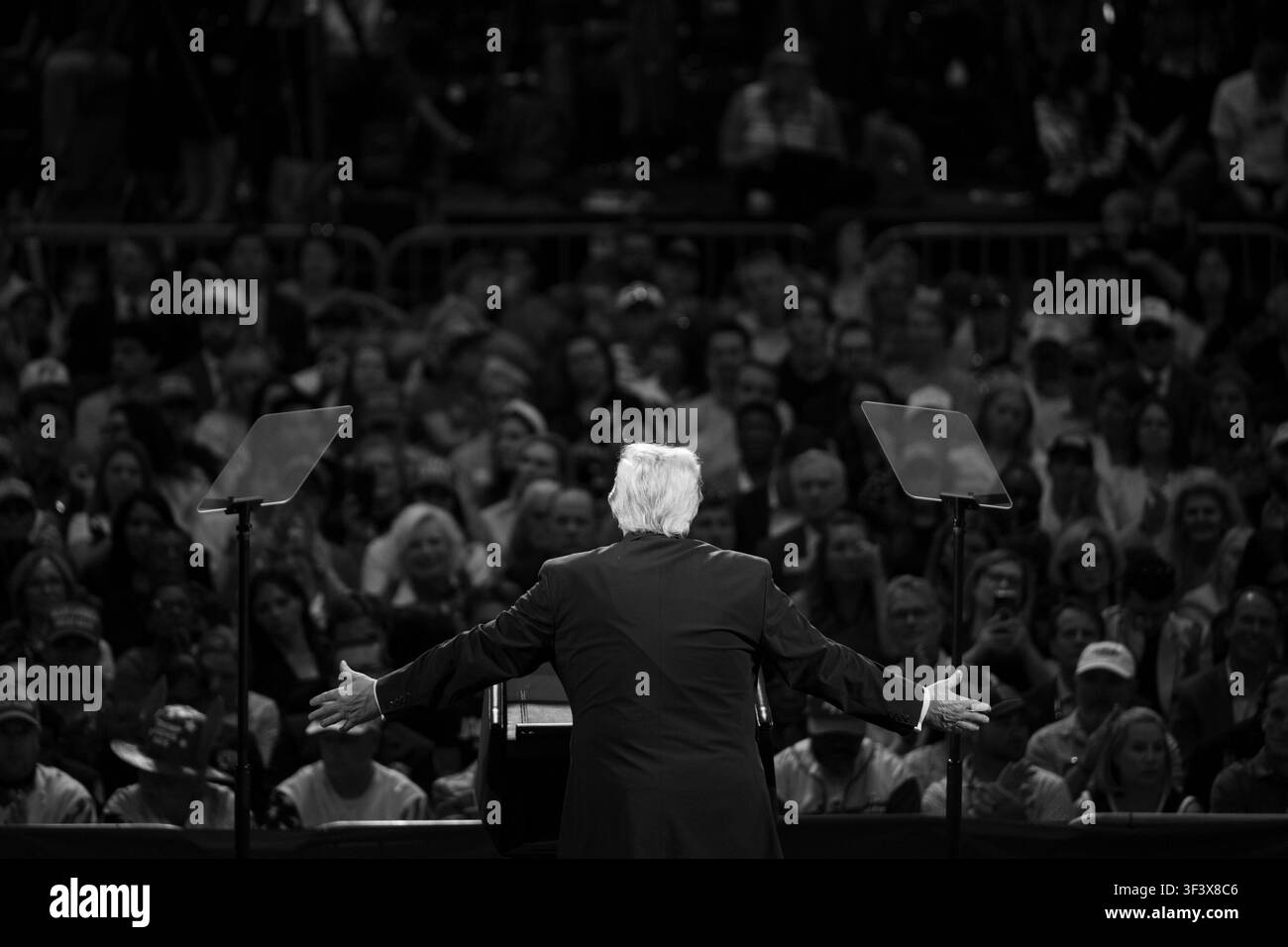 Il presidente Donald J. Trump tiene un discorso sui conti Trump, mercoledì 22 luglio 2026, alla Wheeler High School di Marietta, Georgia. (Foto ufficiale della Casa Bianca di Molly Riley) Foto Stock