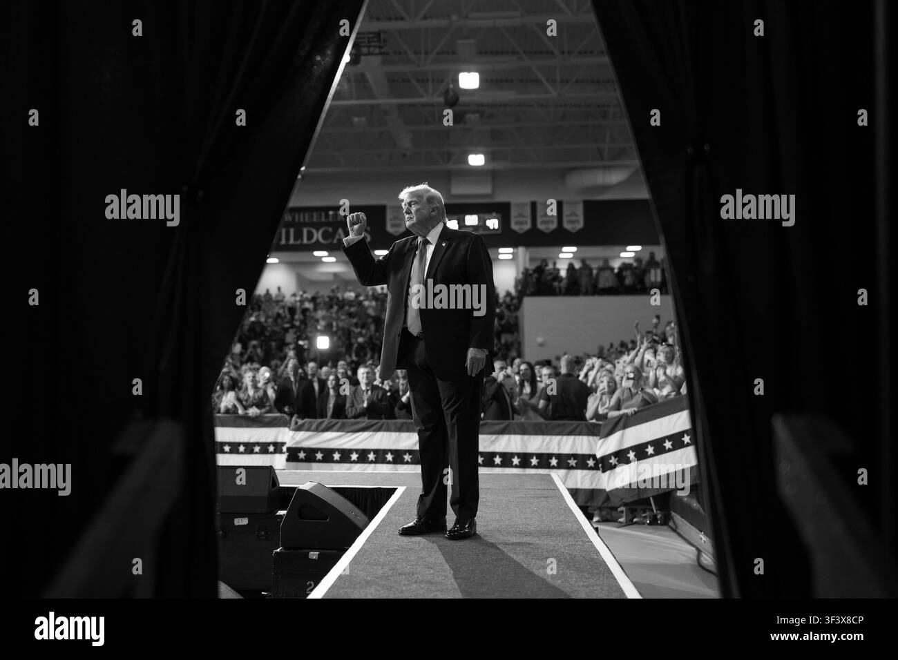 Il presidente Donald J. Trump tiene un discorso sui conti Trump, mercoledì 22 luglio 2026, alla Wheeler High School di Marietta, Georgia. (Foto ufficiale della Casa Bianca di Molly Riley) Foto Stock