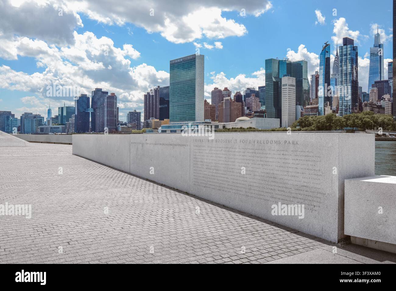 New York City, USA – 1 giugno 2026: Incisione storica del discorso al FDR Four Freedoms State Park con le Nazioni Unite e lo skyline di Manhattan. Foto Stock