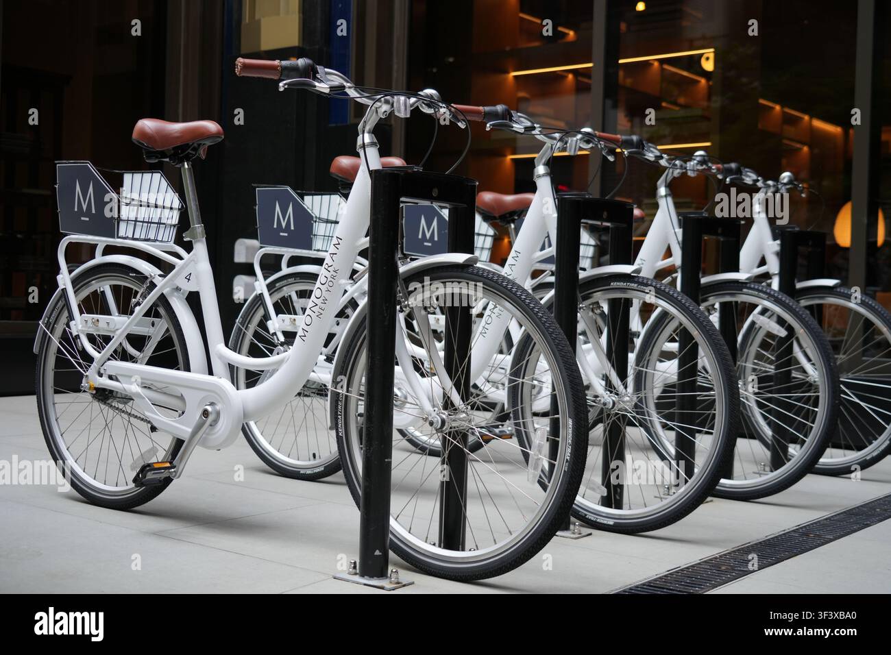 Biciclette all'esterno del complesso residenziale Monogram New York il 23 luglio 2026. Foto Stock