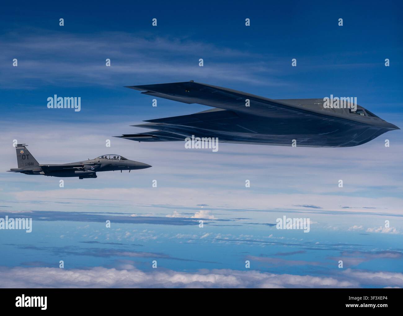Un B-2 Spirit assegnato al 509° Stormo di bombardamento e un F-15E Strike Eagle assegnato all'85° Squadrone di prova e valutazione partecipano a un esercizio di tiro reale Foto Stock