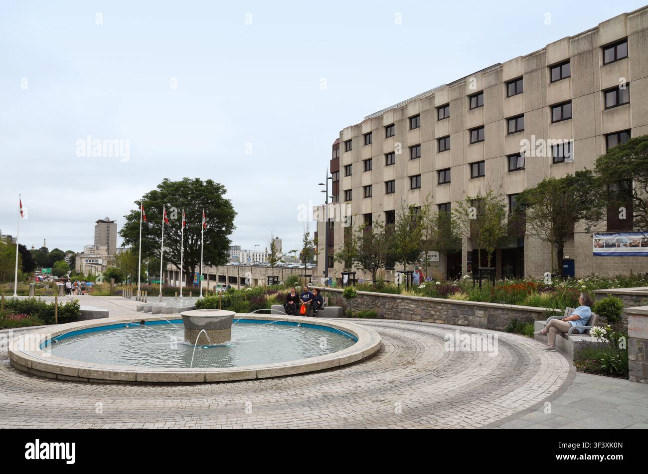 Dopo anni di controversia e dispiacere per i consiglieri, l'Armada Way di Plymouth è stato finalmente inaugurato il 4 luglio. In cima vicino alla stazione però un Foto Stock