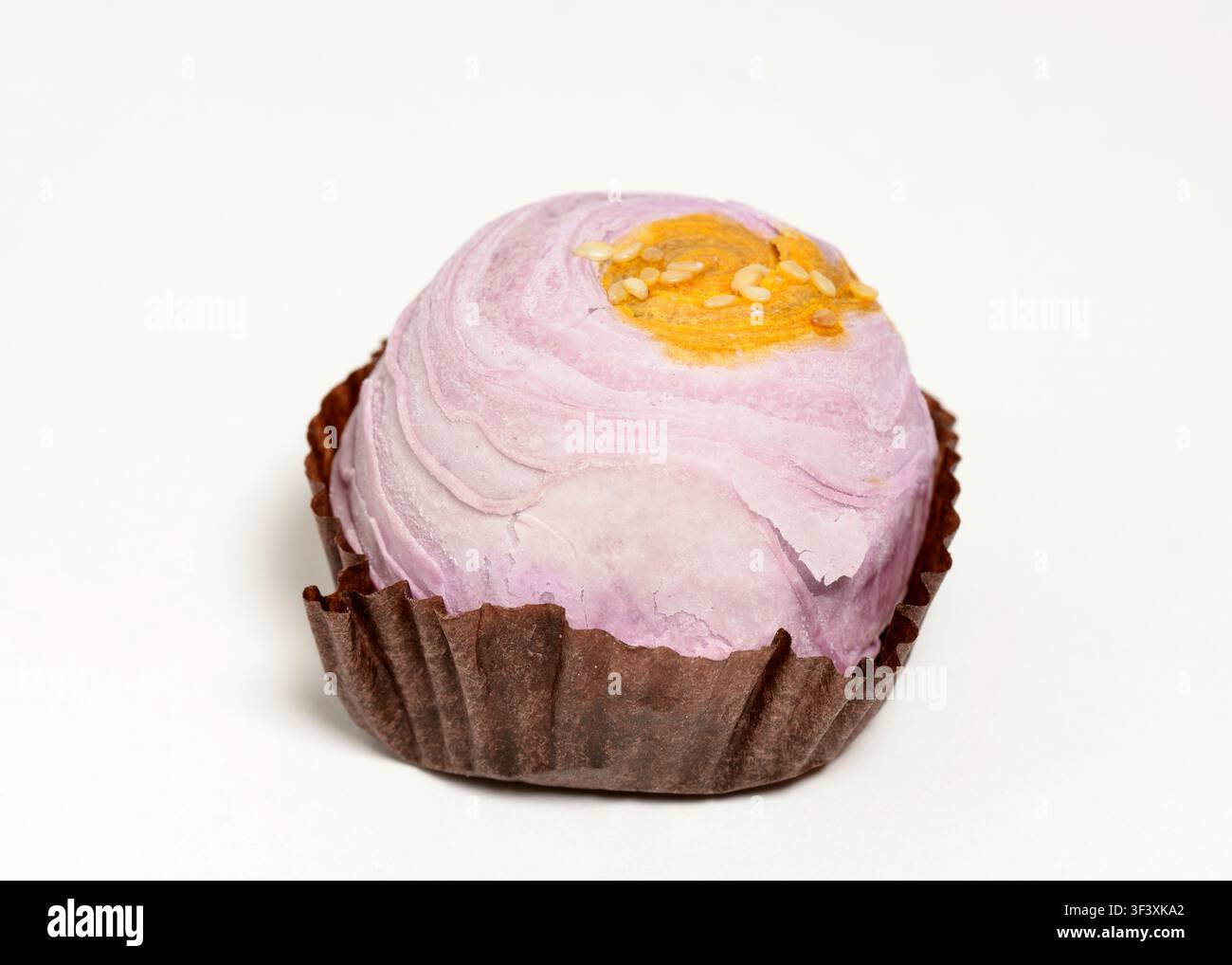 Taro Mochi mooncake, torta fusion taiwanese asiatica, isolata su bianco Foto Stock