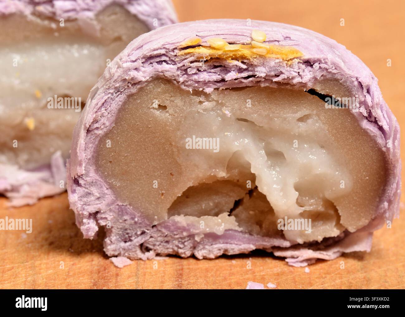 Mondcake Taro Mochi tagliato, cuore di mochi morbido nei dettagli in primo piano Foto Stock